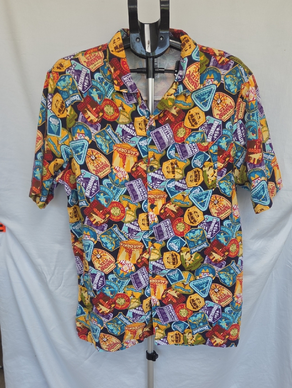 DisneyParks Short-Sleeve Button-Down Shirt in Disney Theme Sz L